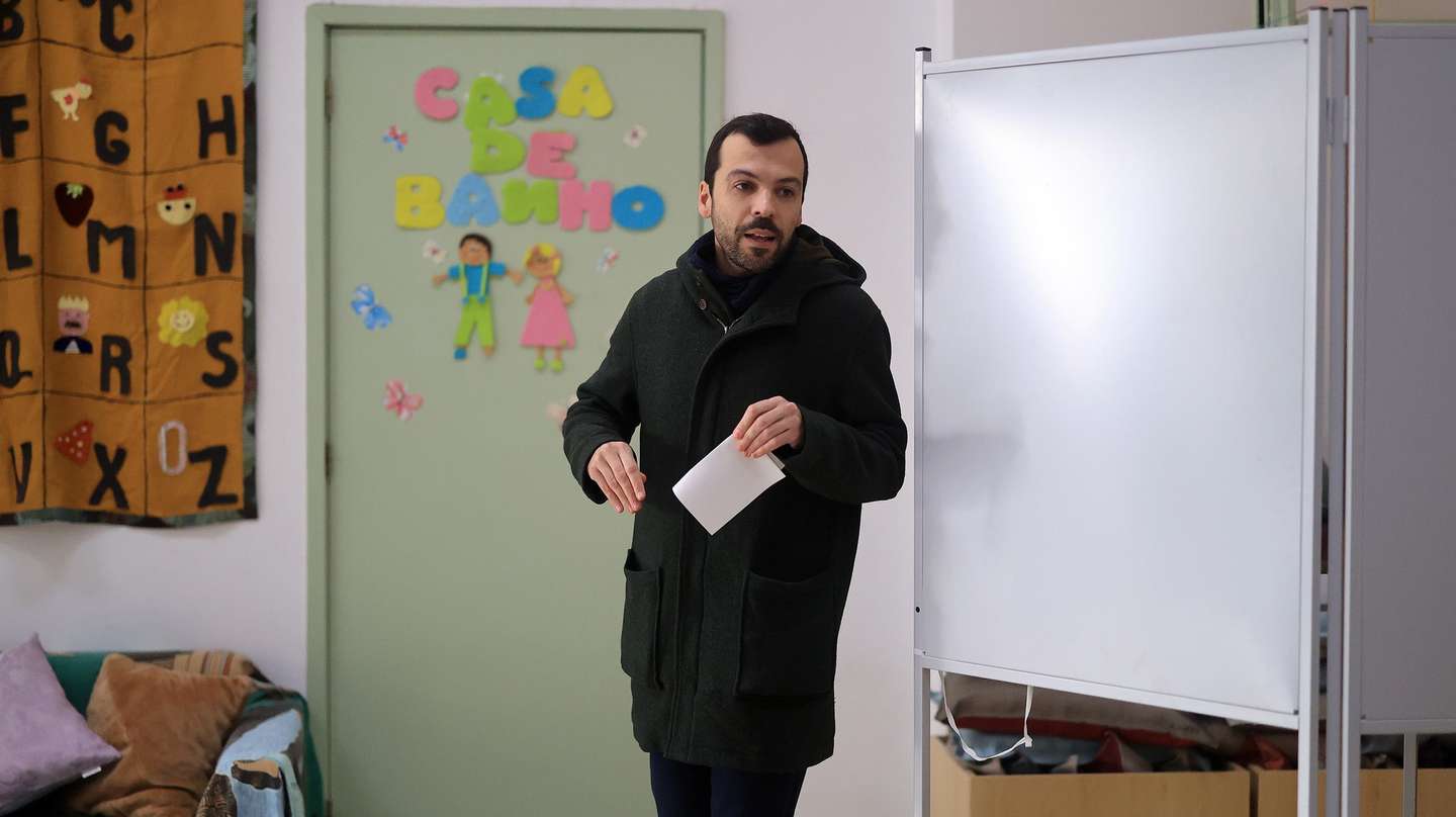 Presidential candidate Jorge Pinto casts his vote at parish council of Cepelos, in Amarante, Portugal, 18 January 2026. More than 11 million voters are called upon to elect the new President of the Portuguese Republic, who will succeed Marcelo Rebelo de Sousa, who has reached the limit of his terms in office. There are 11 accepted candidates, a record number. ESTELA SILVA/LUSA