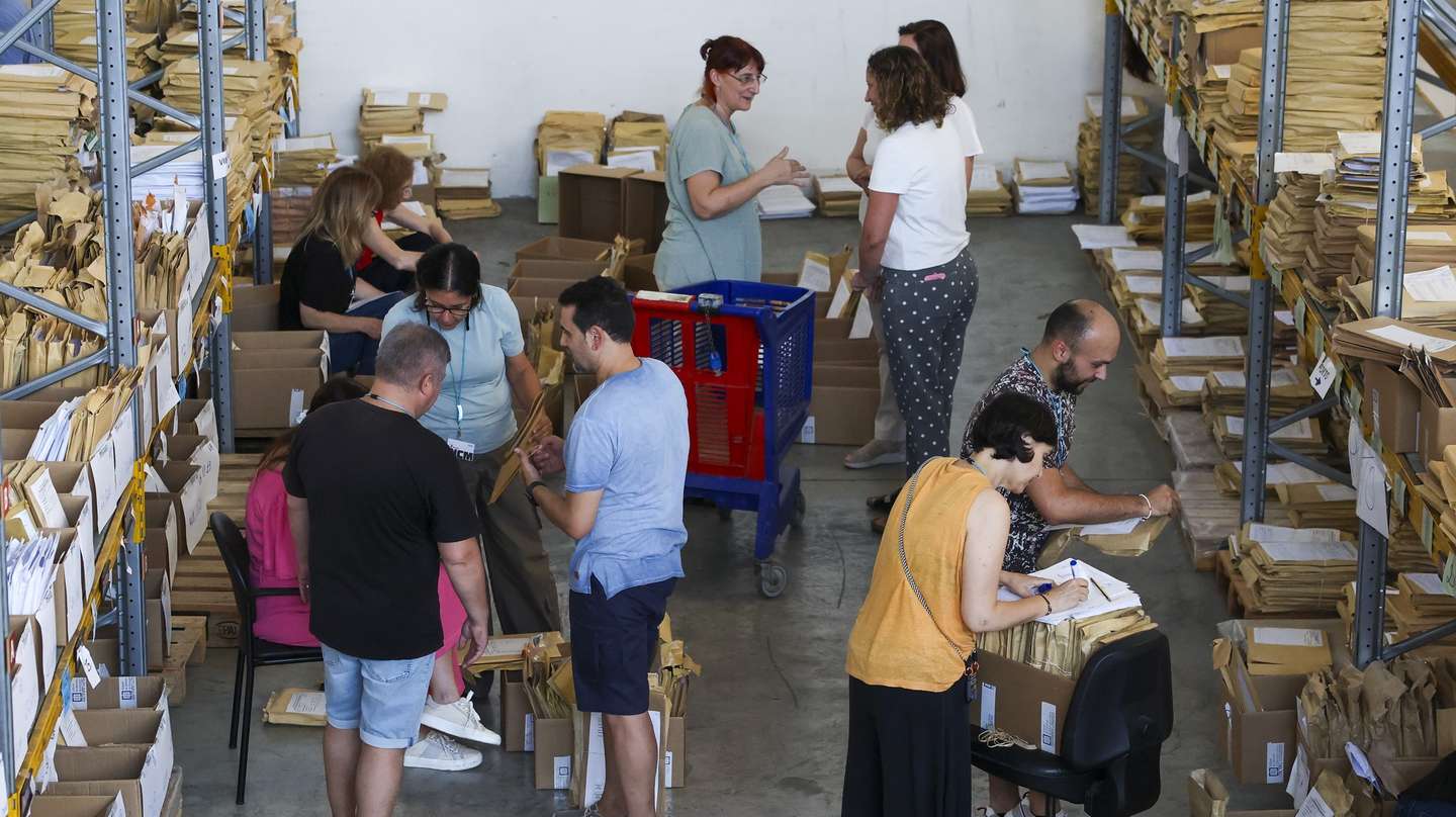Funcionárias organizam exames no local onde são guardados os exames, digitalizados e distribuídos, em Sintra, 06 de julho de 2026. O ministro da Educação, Ciência e Inovação, Fernando Alexandre, e o secretário de Estado Adjunto e da Educação, Alexandre Homem Cristo, visitaram hoje as instalações. TIAGO PETINGA/LUSA