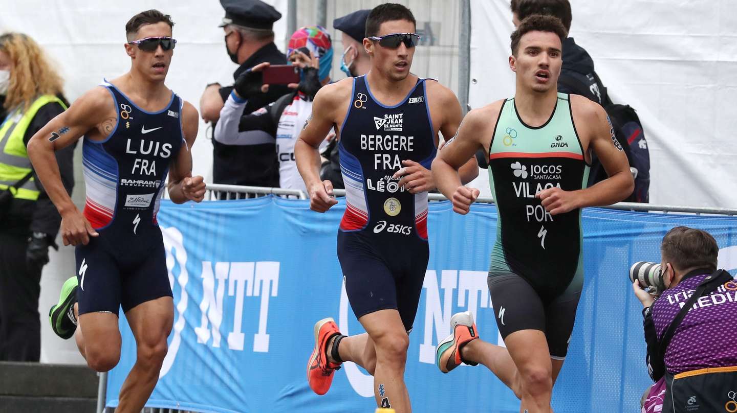 epa08649402 France's Vincent Luis (L-R), Leo Bergere from France and Vasco Vilaca from Portugal compete in the running portion of the Men’s Elite race at the Hamburg Wasser World Triathlon event in Hamburg, northern Germany, 05 September 2020.  EPA/FOCKE STRANGMANN