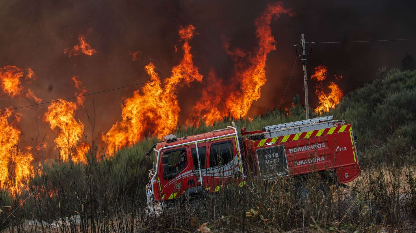 Bombeiros combatem as chamas durante o incêndio na encosta da aldeia de Moura da Serra, Arganil, 14 de agosto de 2025. De acordo com os dados disponíveis no ‘site’ da Autoridade Nacional de Emergência e Proteção Civil (ANEPC), quase 900 operacionais combatiam o fogo que deflagrou na quarta-feira na freguesia de Piódão, no concelho de Arganil, distrito de Coimbra, e se estendeu depois aos municípios de Oliveira do Hospital e Pampilhosa da Serra (Coimbra), e de Seia, já no distrito da Guarda. PAULO CUNHA/LUSA