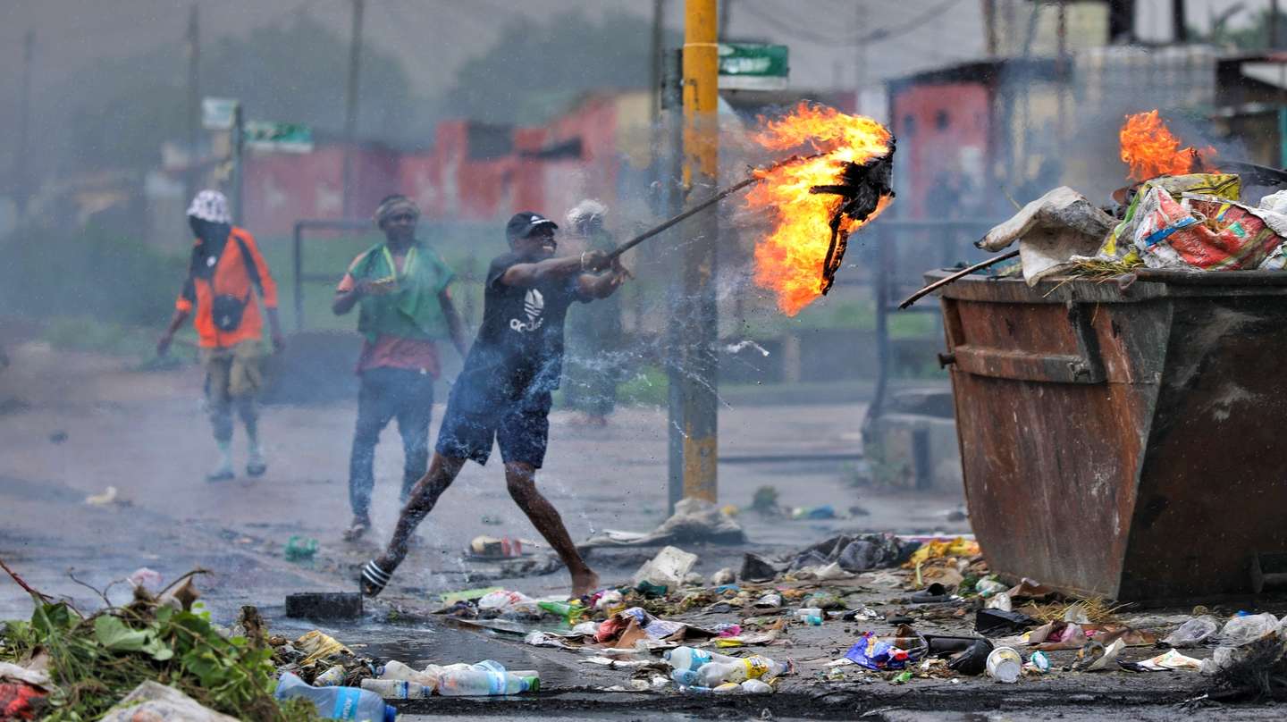 Social unrest, barricades and burning tyres, with police firing to disperse demonstrators, returned to some areas of Maputo this morning, on the day of the swearing-in of deputies elected to the 10th legislature, in Maputo, Mozambique, 13 January 2024. The Assembly of the Republic of Mozambique is today swearing in the deputies elected to the 10th legislature, but two of the parties, Renamo and MDM, have already announced that they will boycott the ceremony, contesting the electoral process on a day when new protests are planned in the country. LUISA NHANTUMBO/LUSA