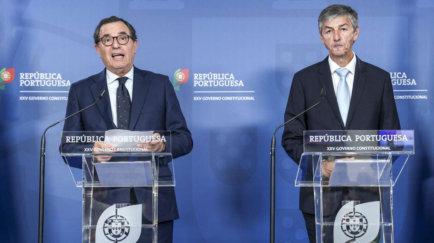 O ministro da Economia e da Coesão Territorial, Manuel Castro Almeida (E) acompanhado pelo secretário de Estado do Planeamento e Desenvolvimento, Hélder Reis (D) durante uma conferencia de imprensa para balanço da execução do Plano de Recuperação e Resiliência (PRR), esta manhã no Campus XXI em Lisboa, 28 de agosto de 2026. MIGUEL A. LOPES/LUSA