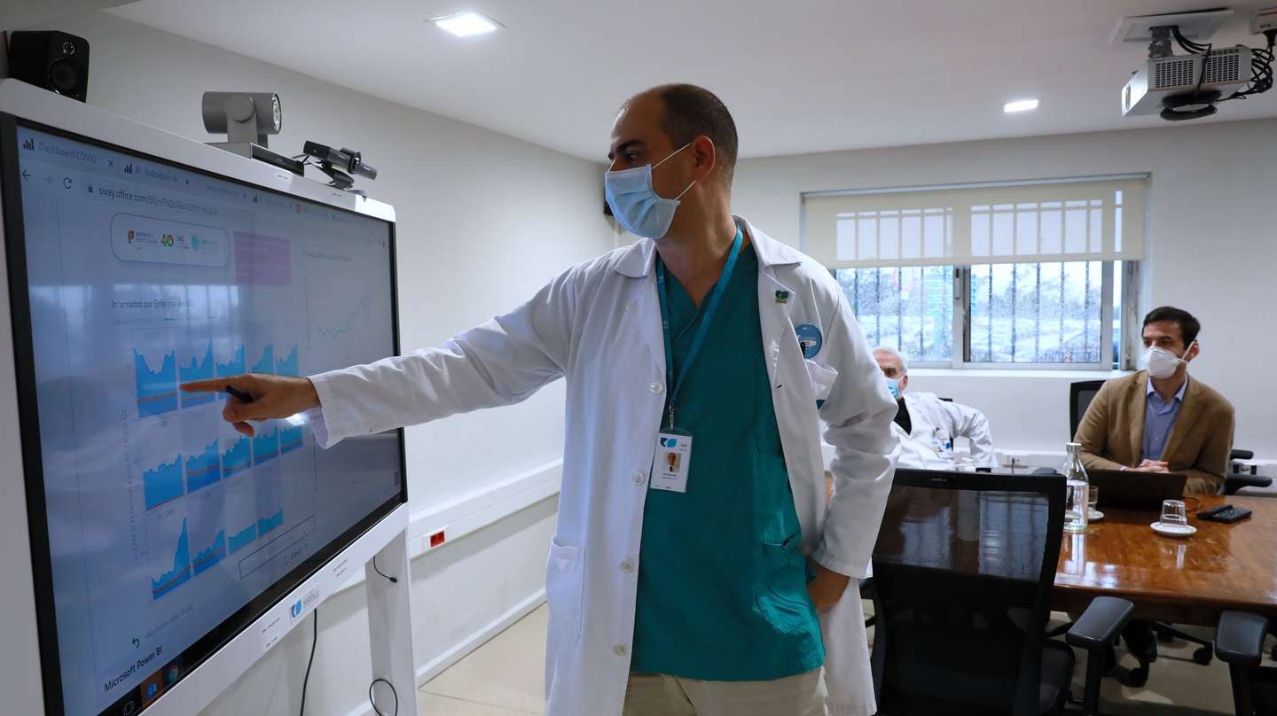 Rui Guimarães, presidente do Conselho de Administração do Centro Hospitalar de Vila Nova de Gaia/Espinho durante uma reunião, 20 janeiro 2021. No hospital de Gaia, são 101 os doentes internados em enfermarias e 15 os que estão nos cuidados intensivos, maioritariamente com 60, 70 e 80 anos. (ACOMPANHA TEXTO DO DIA 21 JANEIRO 2021) ESTELA SILVA / LUSA
