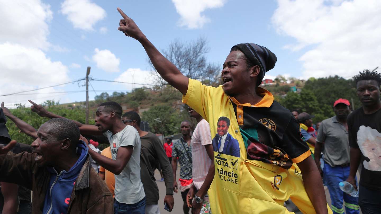 Supporters of Venancio Mondlane protest demanding the “restoration of electoral truth”, cutting off traffic at Ressano Garcia, the main border between Mozambique and South Africa, heavily guarded by dozens of soldiers and police, Mozambique, 14 November 2024. LUISA NHANTUMBO/LUSA