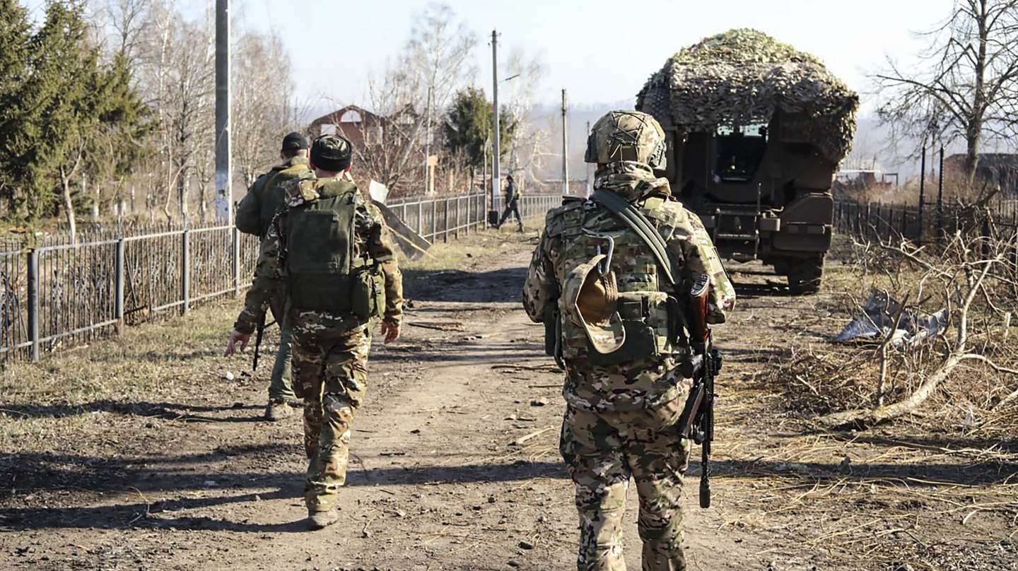 epa11964831 A handout photo made available by the Russian Defence Ministry's press-service shows Russian servicemen walking along at an area in the Kursk region, Russia, 14 March 2025. The Russian Defense Ministry claimed that in the past week Russian forces recaptured 28 settlements in the Kursk region and captured the Ukrainian village of Novenkoye in Ukraine's Sumy region.  EPA/RUSSIAN DEFENCE MINISTRY PRESS SERVICE HANDOUT -- MANDATORY CREDIT -- HANDOUT EDITORIAL USE ONLY/NO SALES