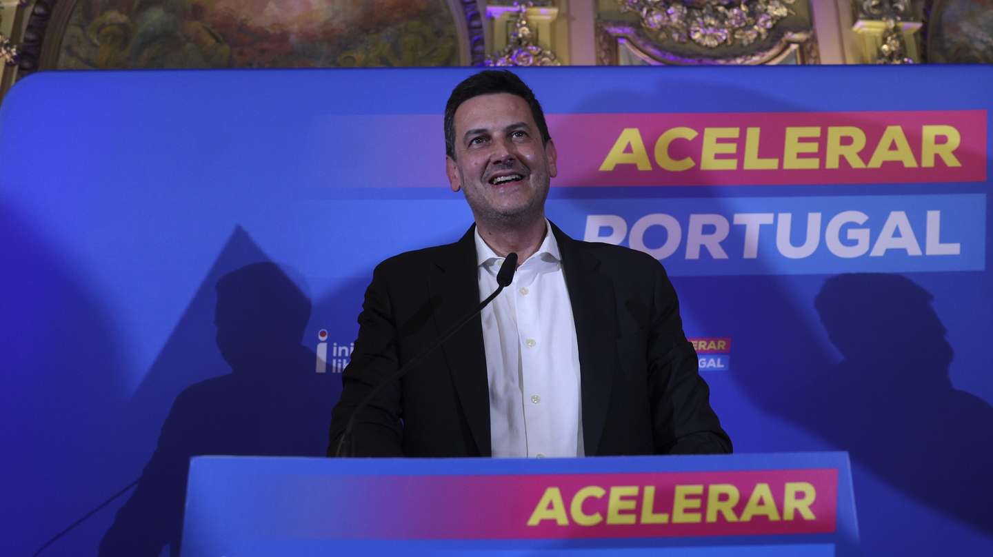 O presidente da Iniciativa Liberal, Rui Rocha, usa da palavra durante o jantar-comício, no âmbito da campanha para as eleições legislativas, na Casa do Alentejo, em Lisboa, 05 de maio de 2025. TIAGO PETINGA/LUSA