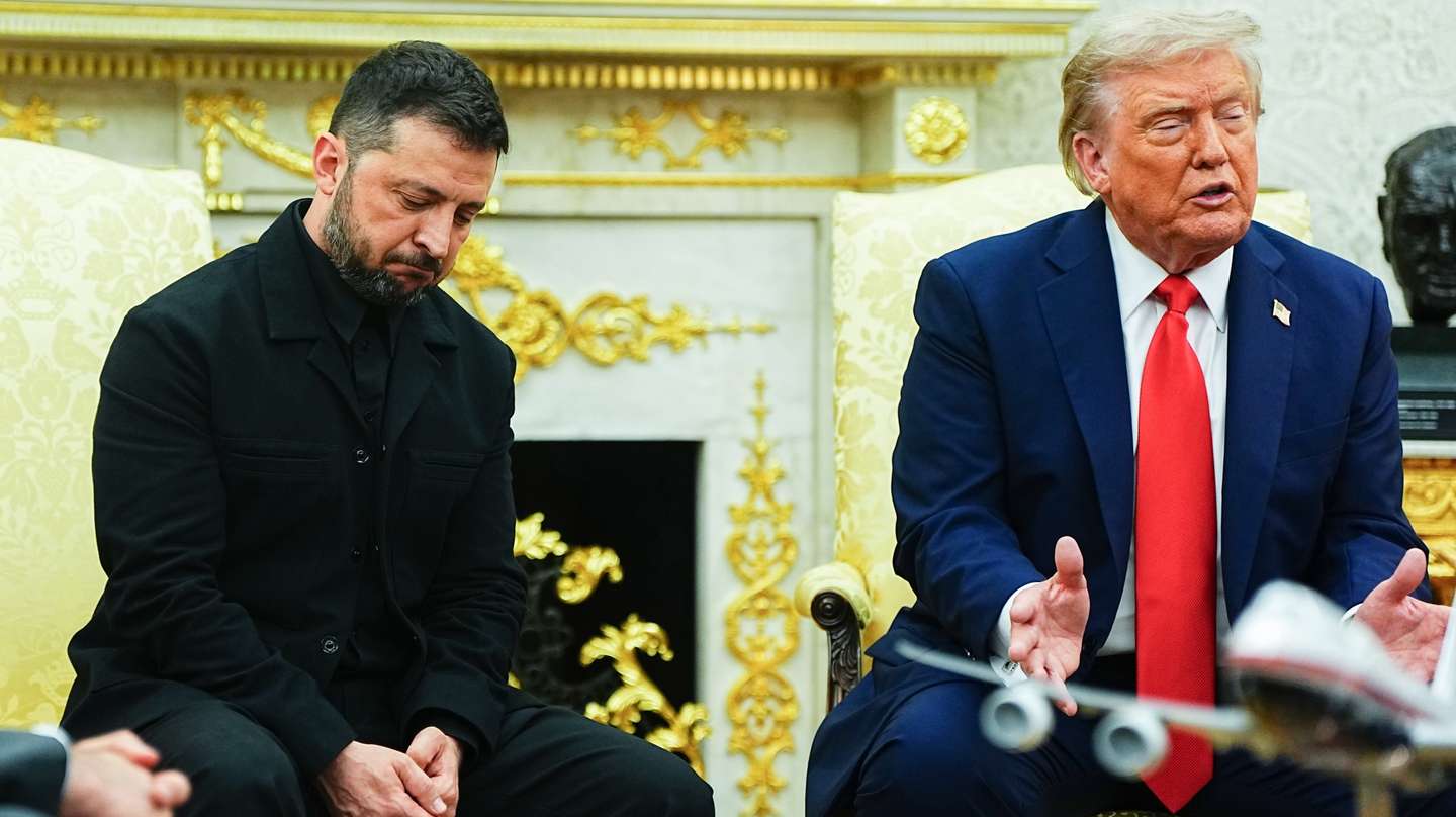 epa12308553 United States President Donald J Trump (R) meets President of Ukraine Volodymyr Zelensky (L) in the Oval Office of the White House in Washington, DC, USA, 18 August 2025.  European Leaders are at the White House in support of President Zelenskyy following President Trump’s meeting with President Vladimir Putin of Russia in Anchorage, Alaska, USA, on August 15, 2025.  EPA/AARON SCHWARTZ / POOL