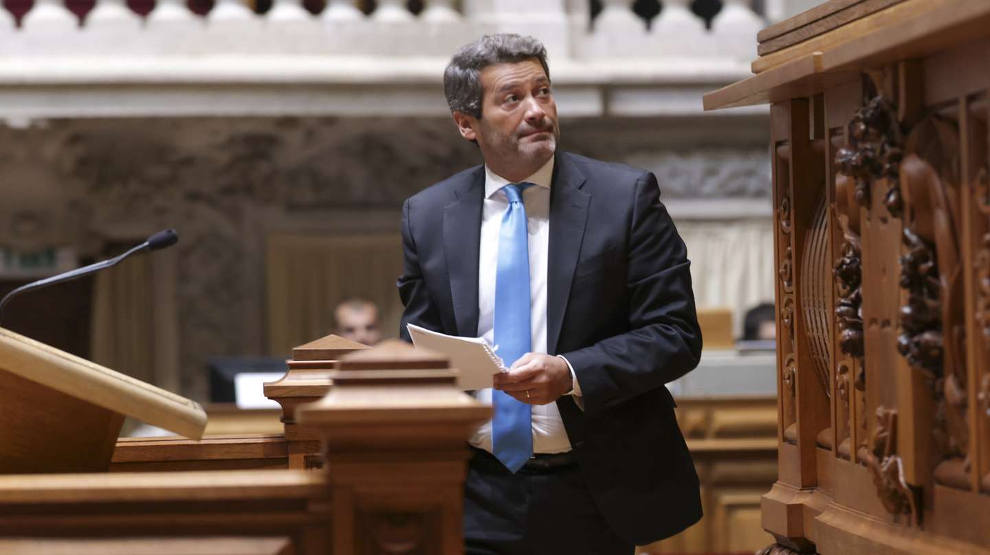 O deputado do Chega (CH), André Ventura, momentos antes de intervir na sessão plenária sobre a redução temporária da taxa de IVA sobre os combustíveis para a taxa intermédia e sobre a abolição das portagens nas Pontes 25 de Abril e Vasco da Gama, garantindo a mobilidade, a coesão territorial e a justiça económica entre as duas margens do Tejo, na Assembleia da República, em Lisboa, 24 de setembro de 2026. ANTÓNIO PEDRO SANTOS/LUSA