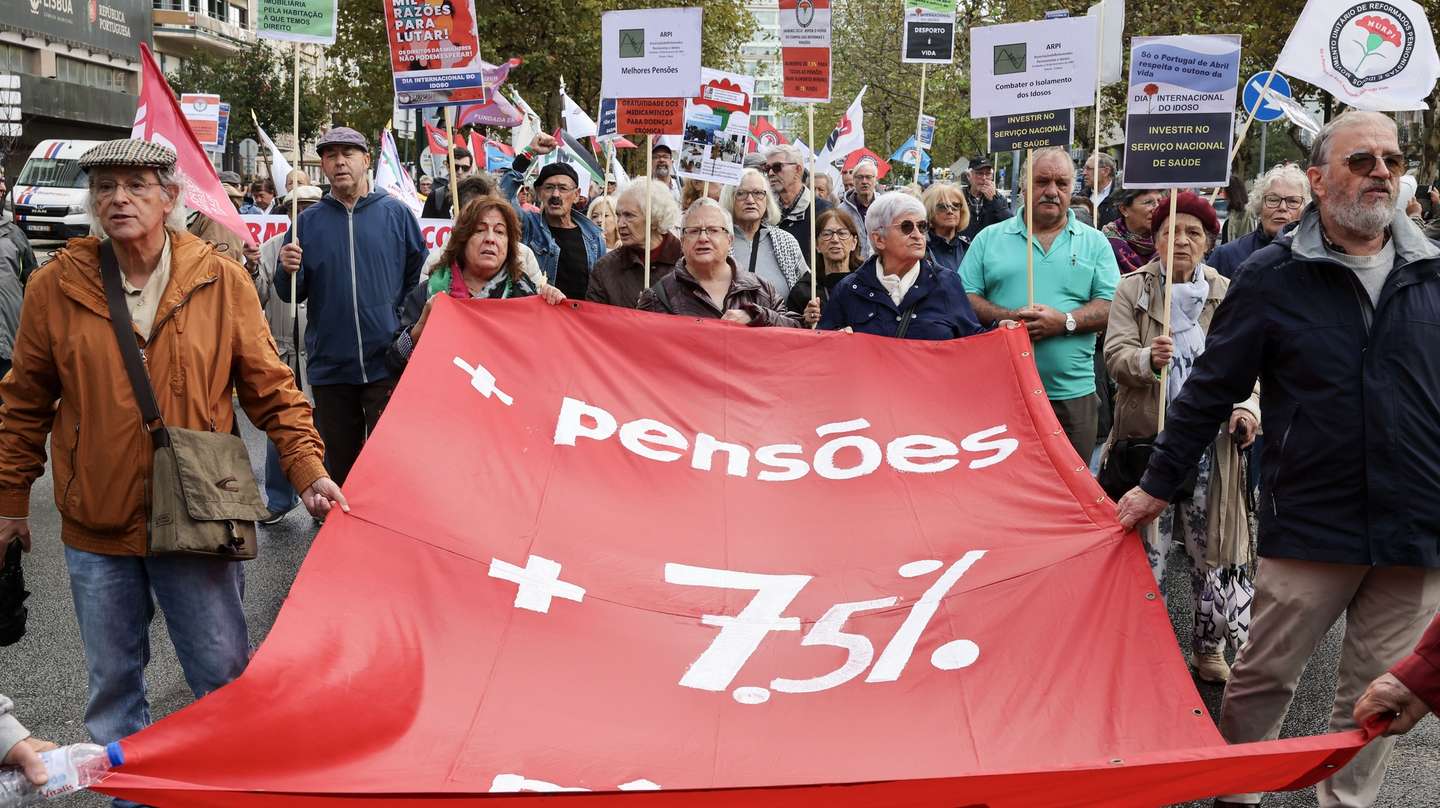 Manifestantes participam na Jornada Nacional de Reformados, Pensionistas e Idosos, organizada pela Confederação Nacional de Reformados, Pensionistas e Idosos – MURPI, para exigir a necessária reposição do poder de compra das pensões e um travão ao aumento do custo de vida, em Lisboa, 27 de outubro de 2023. JOÃO RELVAS/LUSA