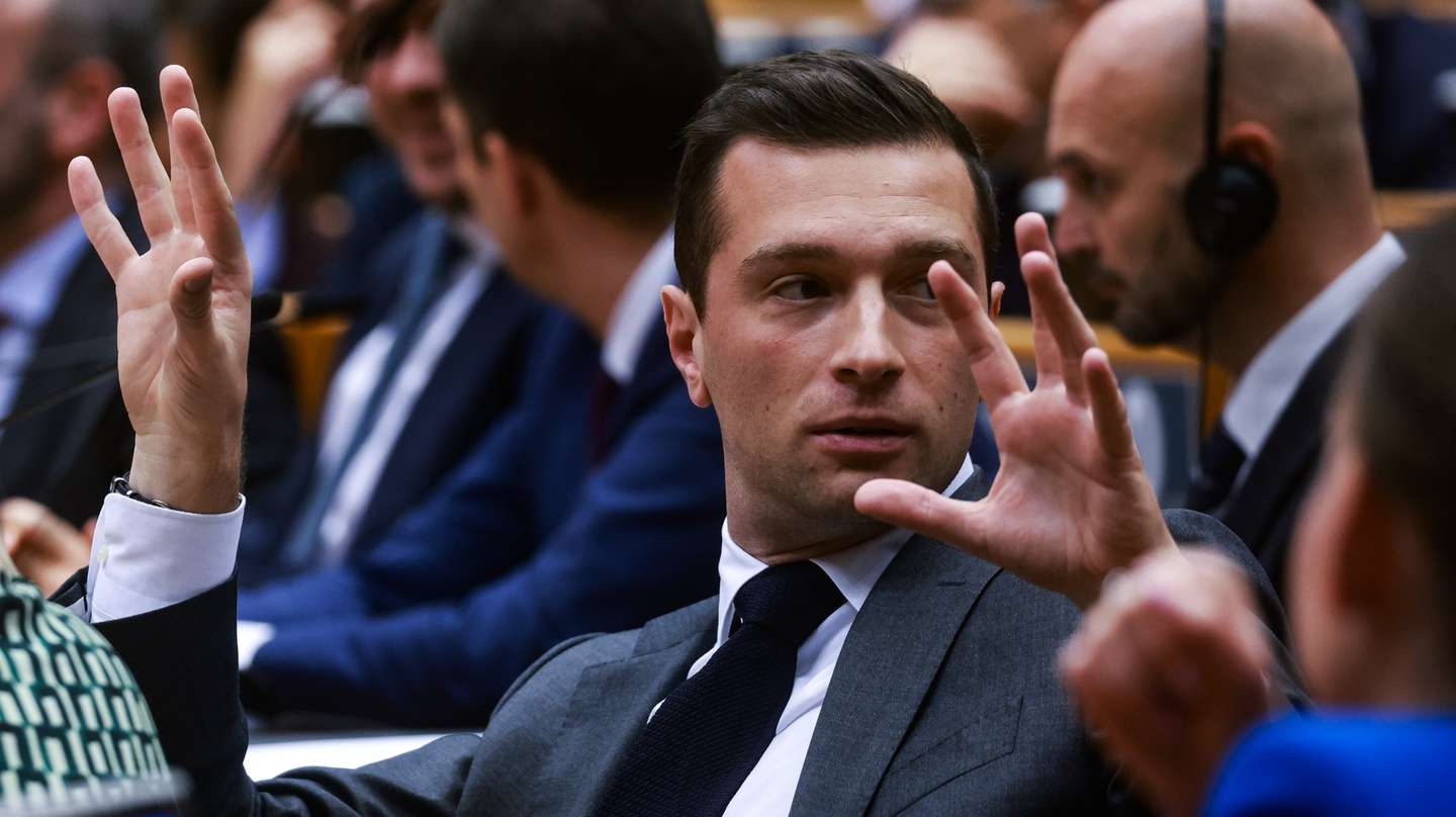 epa11718763 Chairman of the right-wing 'Patriots for Europe' group, Jordan Bardella gestures during a plenary session of the European Parliament in Brussels, Belgium, 13 November 2024.  EPA/OLIVIER HOSLET
