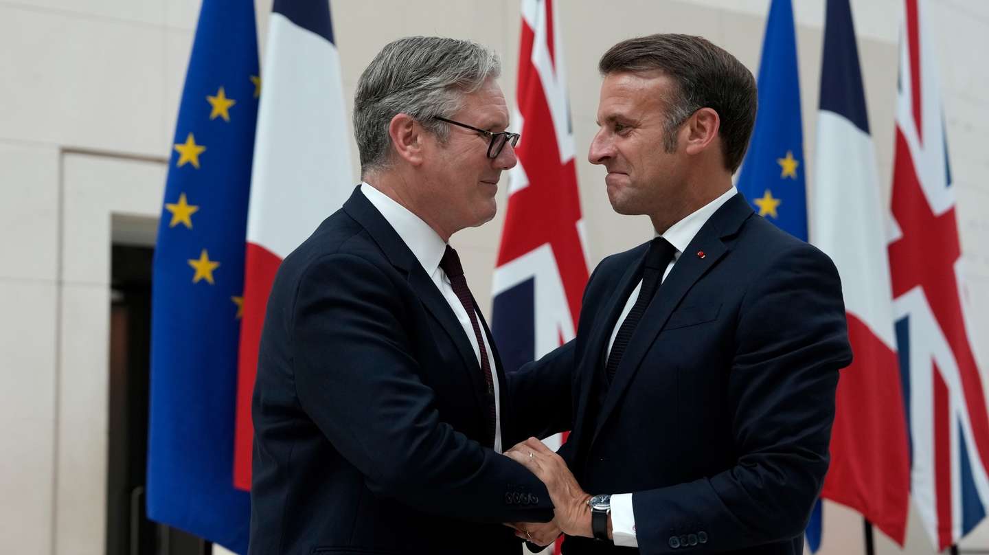 epa12227588 French President Emmanuel Macron (R) and British Prime Minister Keir Starmer (L) attend an event at the British Museum in London, Britain, 09 July 2025. French President Emmanuel Macron’s trip marks the first state visit by a European leader to the UK since Brexit.  EPA/CARLOS JASSO / POOL