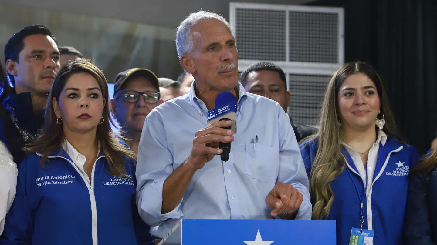 epa12561313 Honduran presidential candidate for the National Party, Nasry Asfura (C), speaks during an election day event in Tegucigalpa, Honduras, 30 November 20225. Asfura, whom US President Donald Trump publicly asked to support, leads the early counts in Sunday's general election in Honduras, followed by Salvador Nasralla of the Liberal Party, according to preliminary results released by the National Electoral Council (CNE).  EPA/STRINGER
