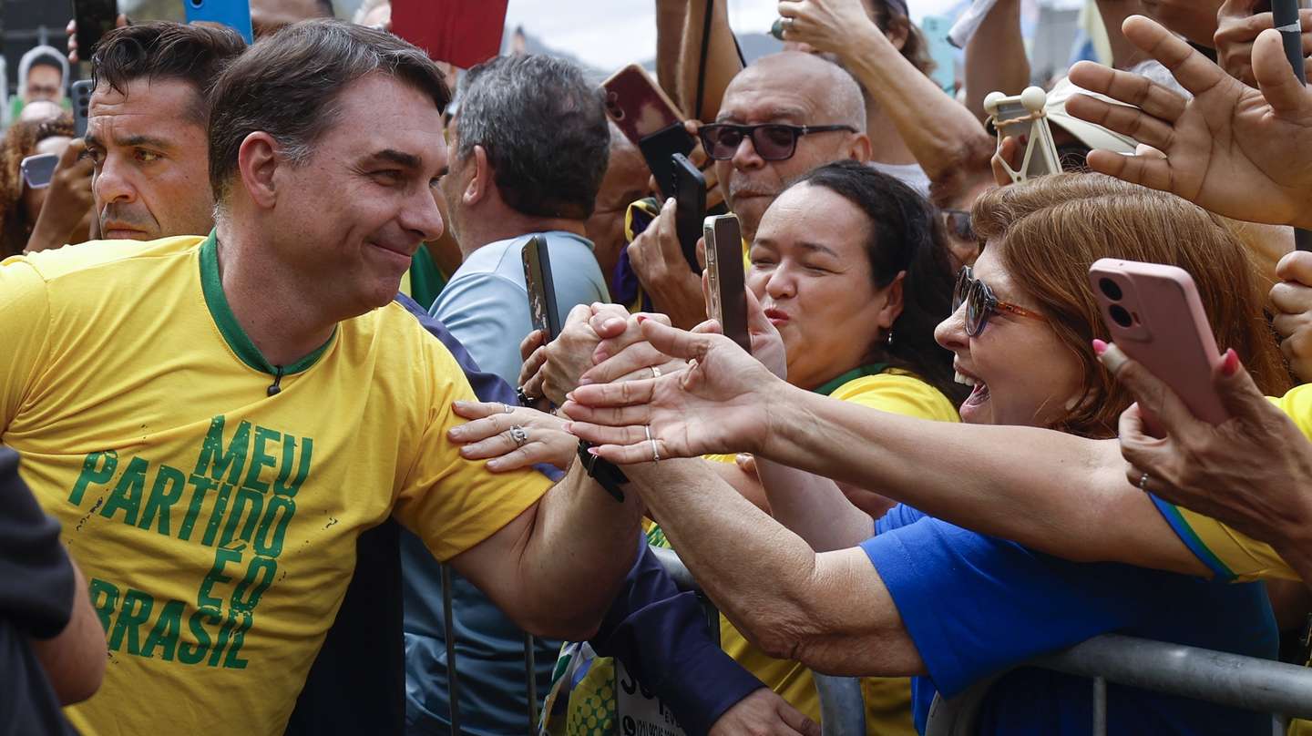 epa13174302 Brazil's Liberal Party presidential candidate Flavio Bolsonaro (C) greets supporters during his official campaign launch event on Copacabana beach in Rio de Janeiro, Brazil, 16 August 2026. Flavio Bolsonaro, a senator and son of former president Jair Bolsonaro, launched his bid for the upcoming October presidential election by criticizing incumbent President Luiz Inacio Lula da Silva's administration and promised to treat drug traffickers as 'terrorists'.  EPA/ANTONIO LACERDA