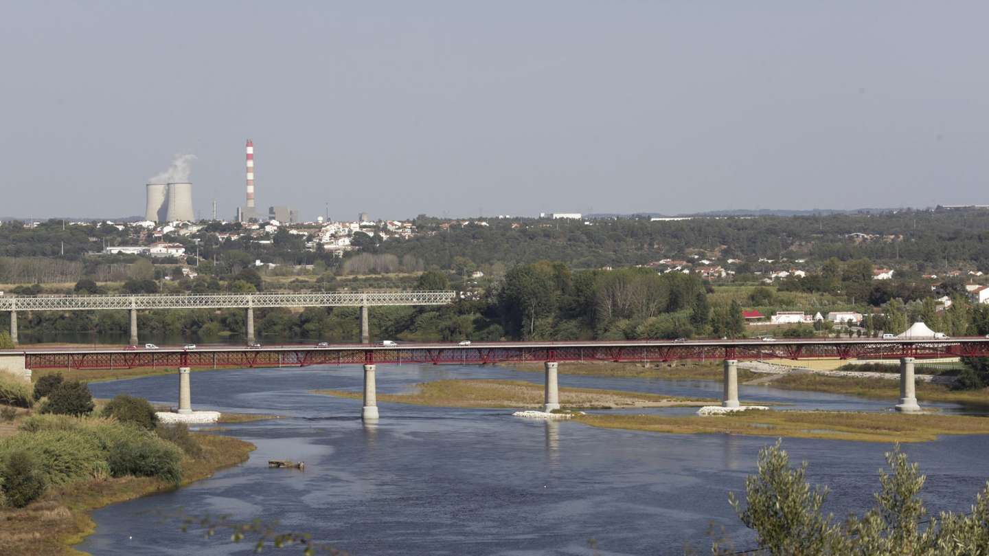 Vista para o rio Tejo, com a Central Termoelétrica do Pego, e as pontes ferroviária e rodoviária em Abrantes