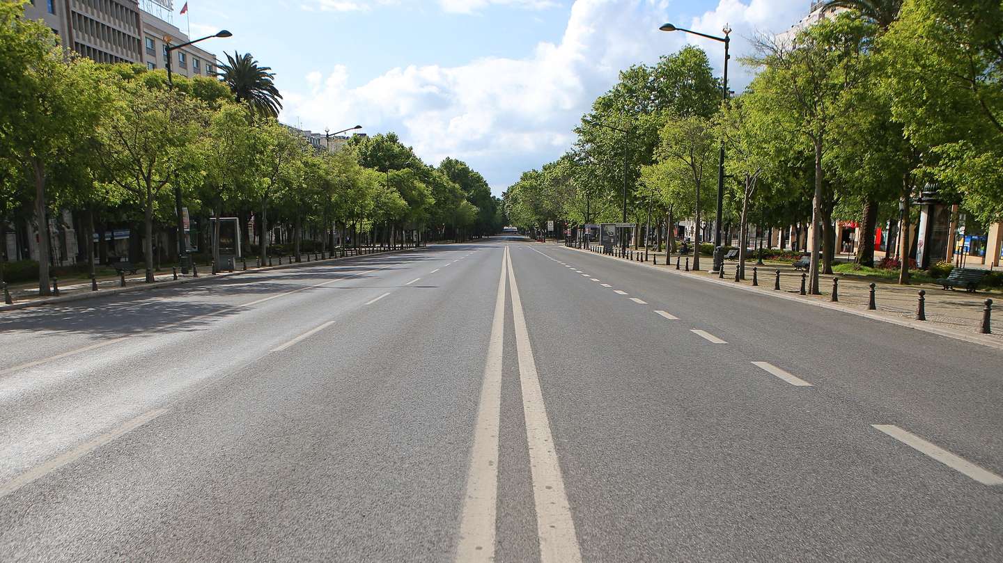 Vista geral da Avenida da Liberdade, em Lisboa, 26 de abril de 2020. O terceiro estado de emergência, devido à pandemia de Covid-19, irá prolongar-se até dia 02 de maio, continuando limitada a circulação de pessoas e o confinamento obrigatório. ANTÓNIO PEDRO SANTOS/LUSA