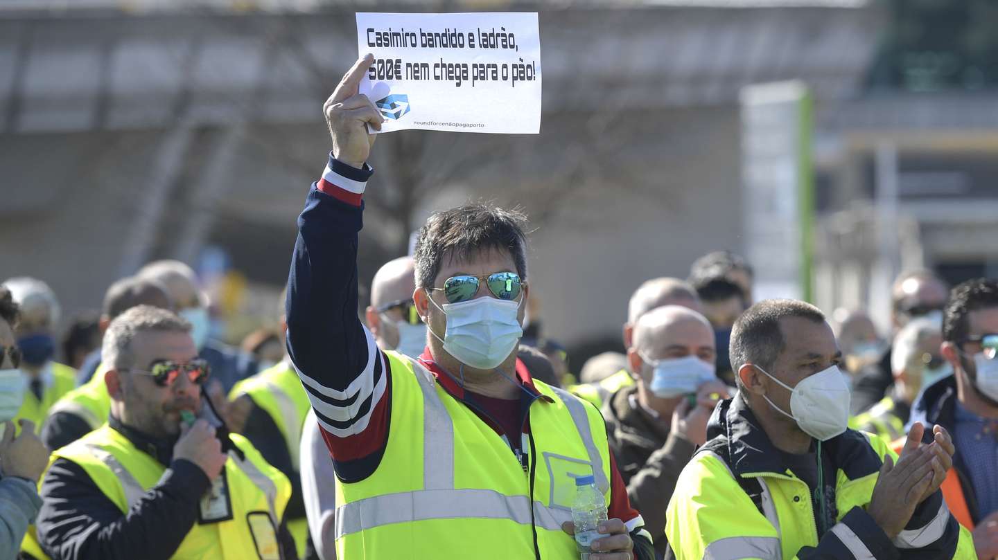 Manifestação de trabalhadores da SPdH/Groundforce, convocada pelo movimento SOS handling, em protesto pelo não pagamento de salários e os despedimentos anunciados, que decorreu junto à torre de controlo / zona ViP do Aeroporto Francisco Sá Carneiro. Maia, 09 de março de 2021. FERNANDO VELUDO/LUSA