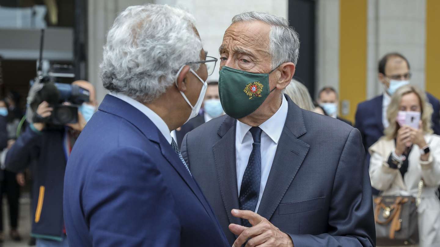 O Presidente da República, Marcelo Rebelo de Sousa (D), conversa com o primeiro-ministro, António Costa, após a cerimónia de reinauguração das instalações do Supremo Tribunal de Justiça, em Lisboa, 13 de maio de 2021. MIGUEL A. LOPES/LUSA