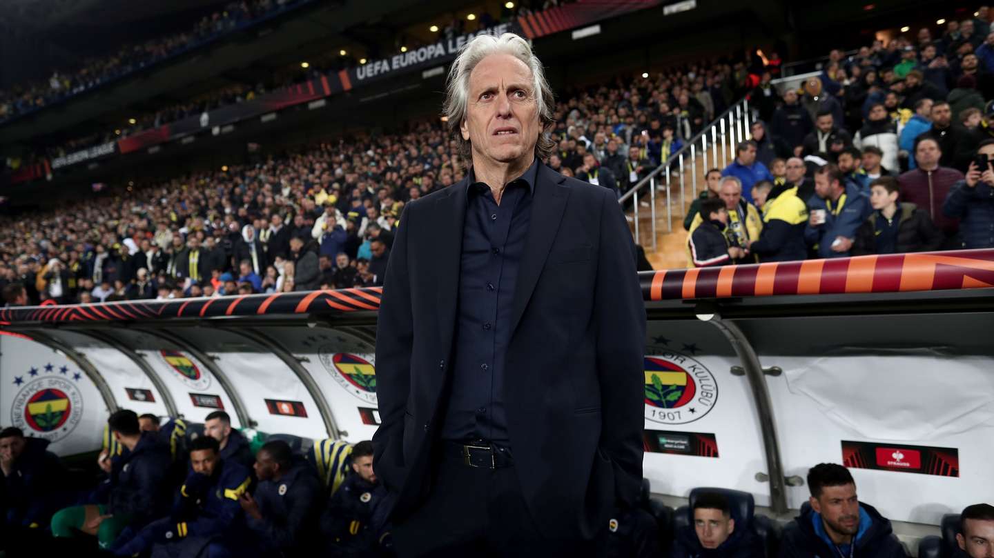epa10527013 Fenerbahce's head coach Jorge Jesus during the UEFA Europa League Round of 16, 2nd leg match between Fenerbahce SK and Sevilla FC,  in Istanbul, Turkey, 16 March 2023.  EPA/SEDAT SUNA