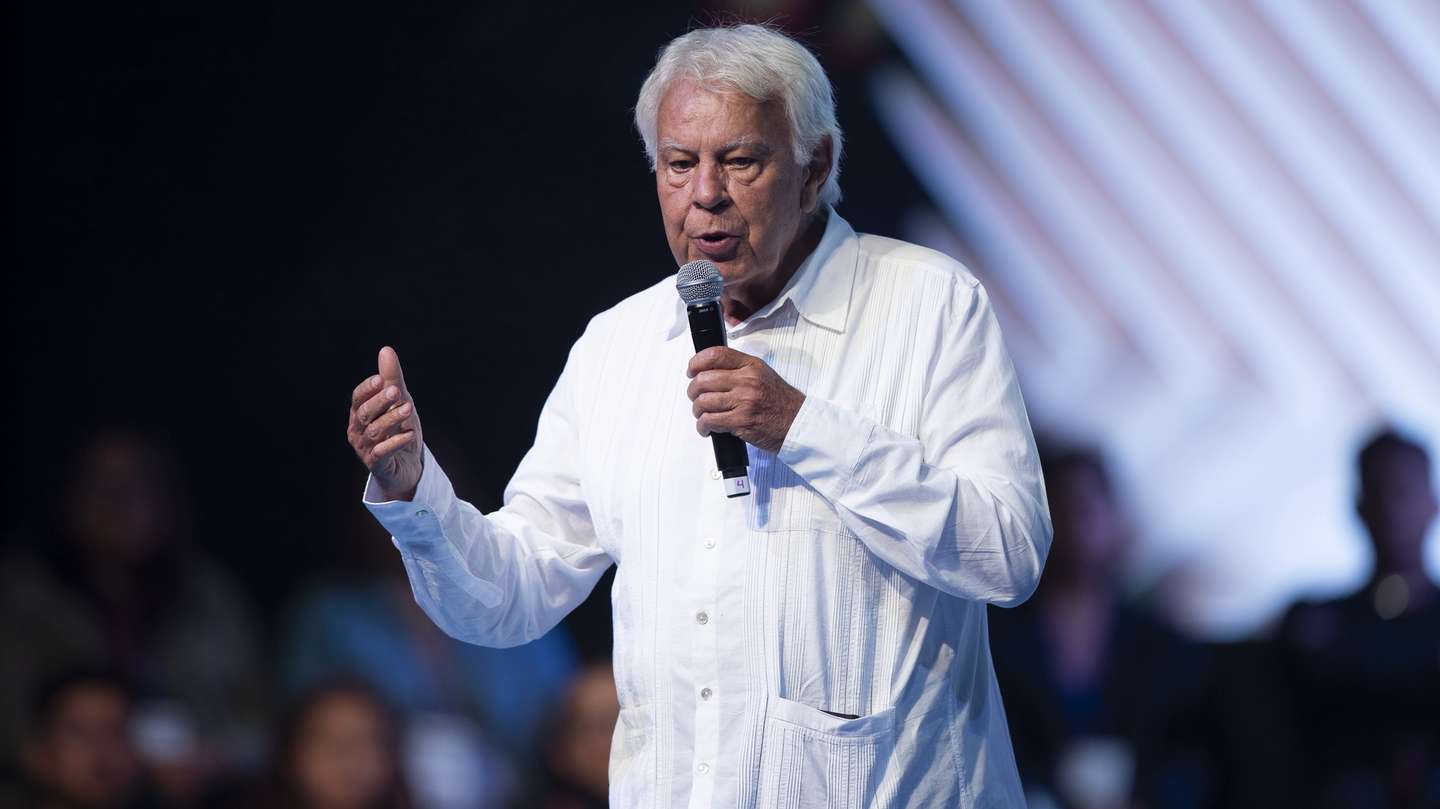 epa10834556 Spanish former Prime Minister Felipe Gonzalez takes part in the event Mexico Siglo XXI 'Lo haces tu', at the National Auditorium in Mexico City, Mexico, 01 September 2023. 'Mexico is in the perfect place to take a spectacular leap in development', Felipe Gonzalez said.  EPA/ISAAC ESQUIVEL