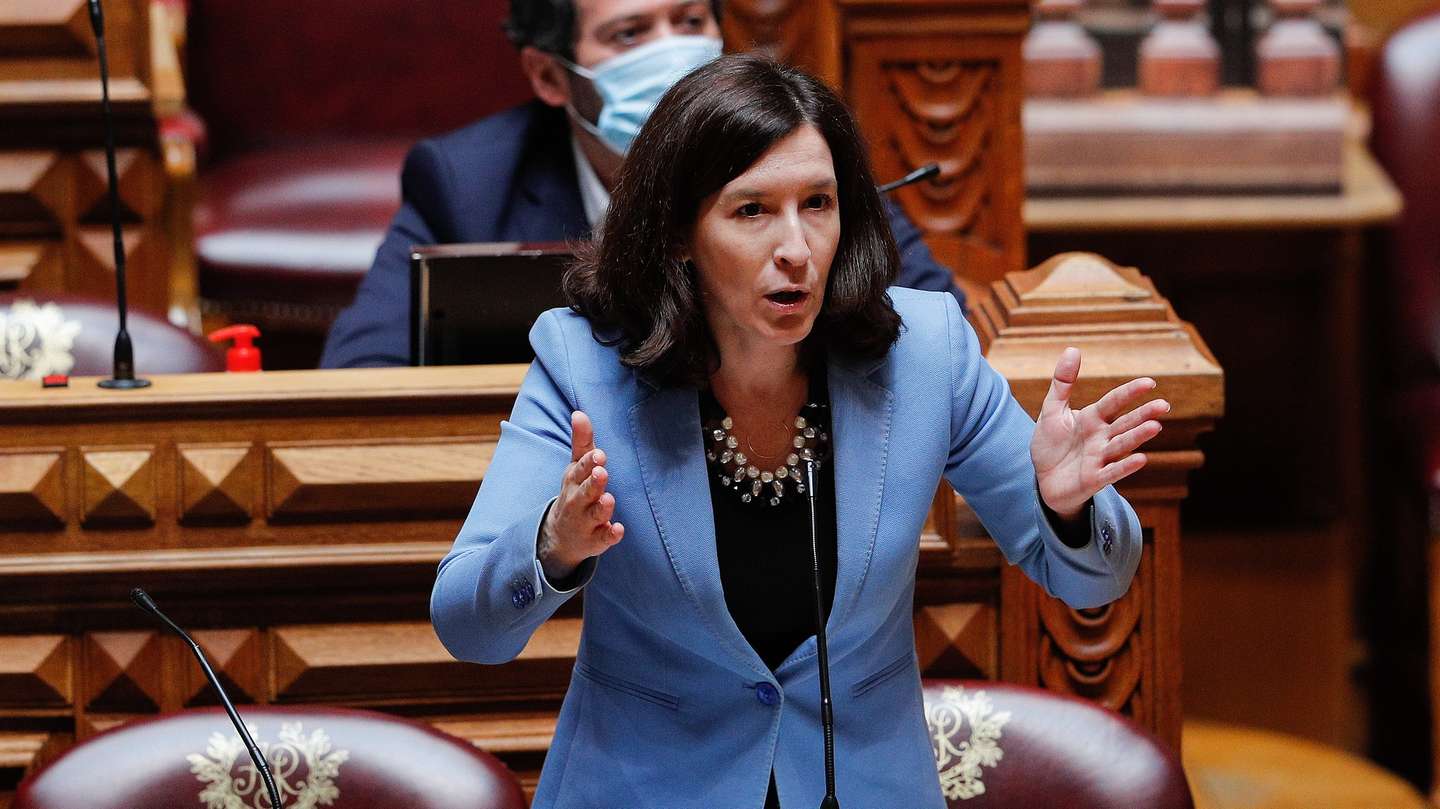 A deputada do CDS-PP, Cecília Meireles, intervém durante o debate quinzenal com a presença do primeiro-ministro, na Assembleia da República, em Lisboa, 20 de maio de 2020. ANTÓNIO COTRIM/LUSA