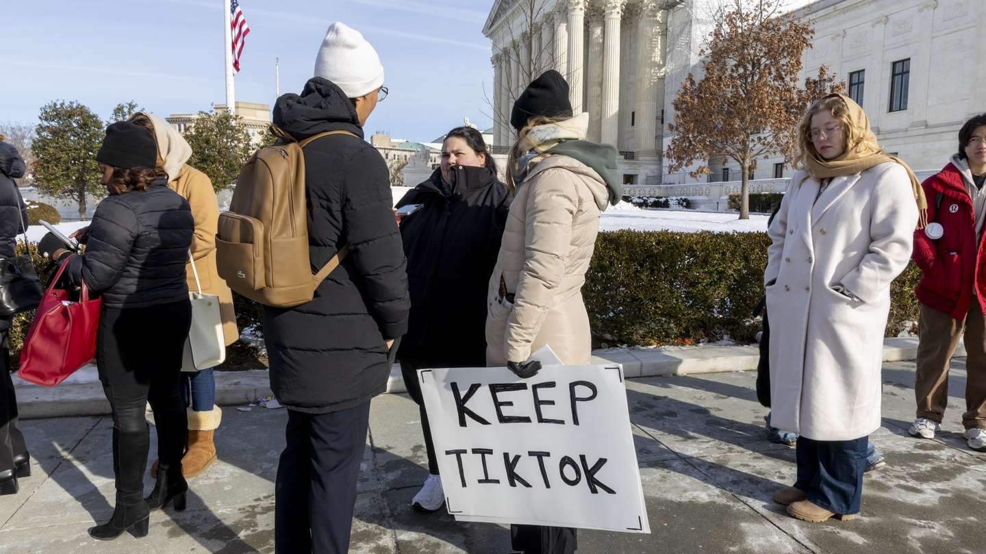epa11817101 People wait in line to view oral arguments in TikTok vs. Merrick Garland at the Supreme Court in Washington, DC, USA, 10 January 2025. TikTok's legal team argues that the Biden administration's law banning the app is unconstitutional, as it infringes the free speech of the millions of Americans who use it.  EPA/SHAWN THEW