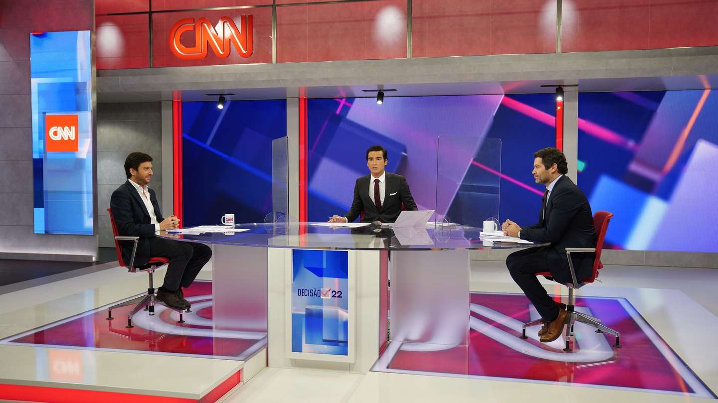 Foto cedida pela CNN Portugal. O líder do CDS-PP, Francisco Rodrigues dos Santos (E), e o líder do Chega, André Ventura, durante o debate televisivo entre candidatos às eleições legislativas na CNN Portugal, Lisboa, 12 de janeiro de 2022. As eleições realizam-se a 30 de janeiro. ARMANDA CLARO/MEDIA CAPITAL/LUSA
