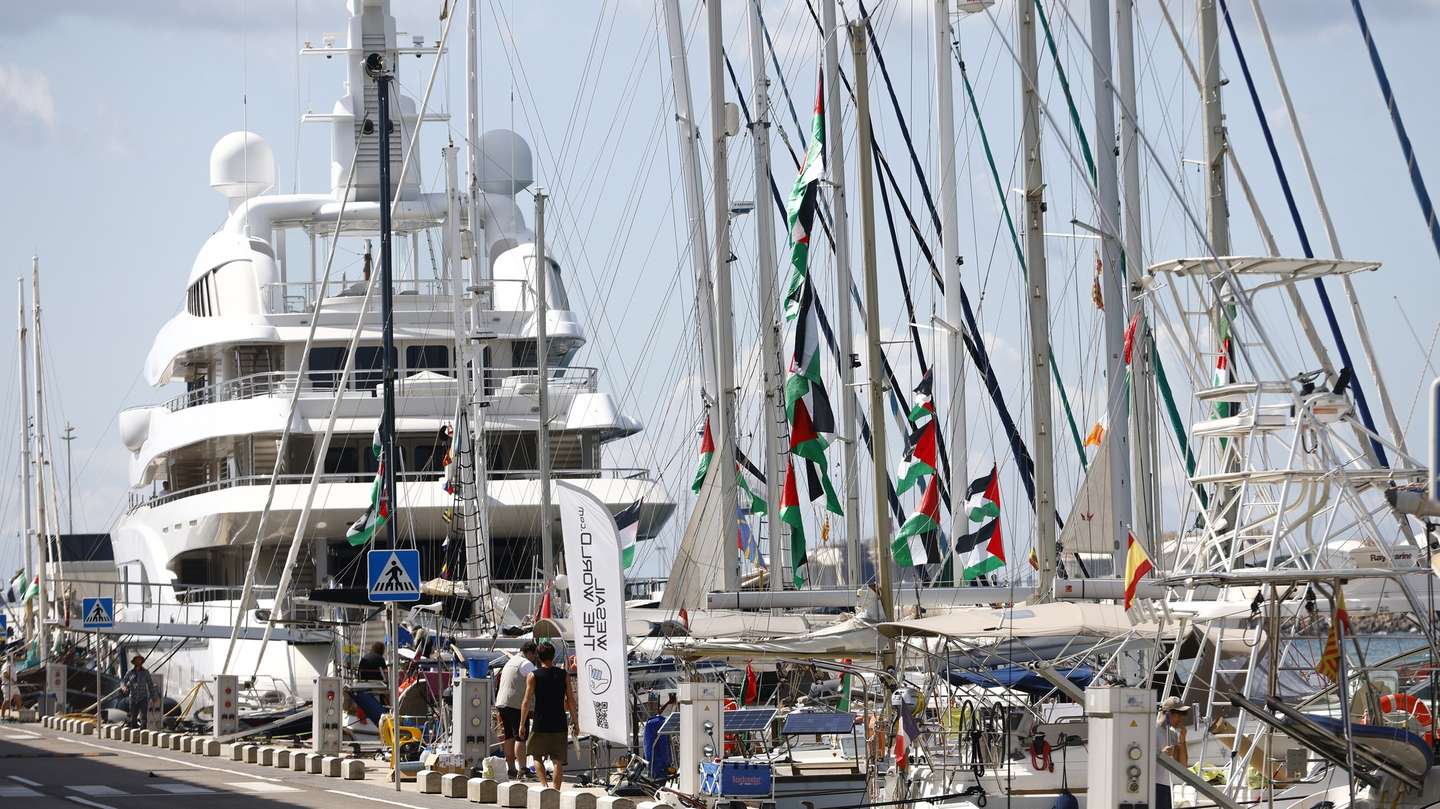 epa12342453 Some of the 20 ships hoisting the Palestinian flag dock in the port in Barcelona, Spain, 01 September 2025. The Flotilla Global Sumud had to return to Barcelona due to adverse weather conditions after departing from Barcelona for Gaza on 31 August 2025, in a humanitarian effort to support the Palestinian people. The initiative involves groups from 44 countries.  EPA/Quique Garcia