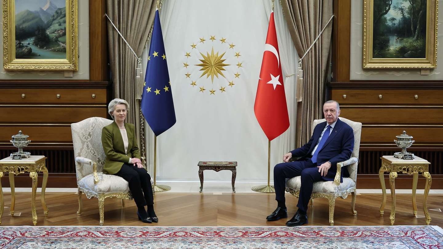 epa11782115 A handout photo made available by the Turkish Presidential press office shows Turkish President Recep Tayyip Erdogan (R) and European Commission President Ursula Von der Leyen (L) posing for a photo during their meeting at the Presidential Palace in Ankara, Turkey, 17 December 2024.  EPA/TURKISH PRESIDENTIAL PRESS OFFICE HANDOUT HANDOUT EDITORIAL USE ONLY/NO SALES