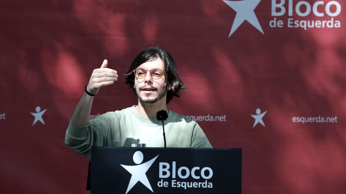 Luís Monteiro discursa durante a apresentação da sua candidatura pelo Bloco de Esquerda à Câmara Municipal de Vila Nova de Gaia, 18 abril 2021. ESTELA SILVA/LUSA