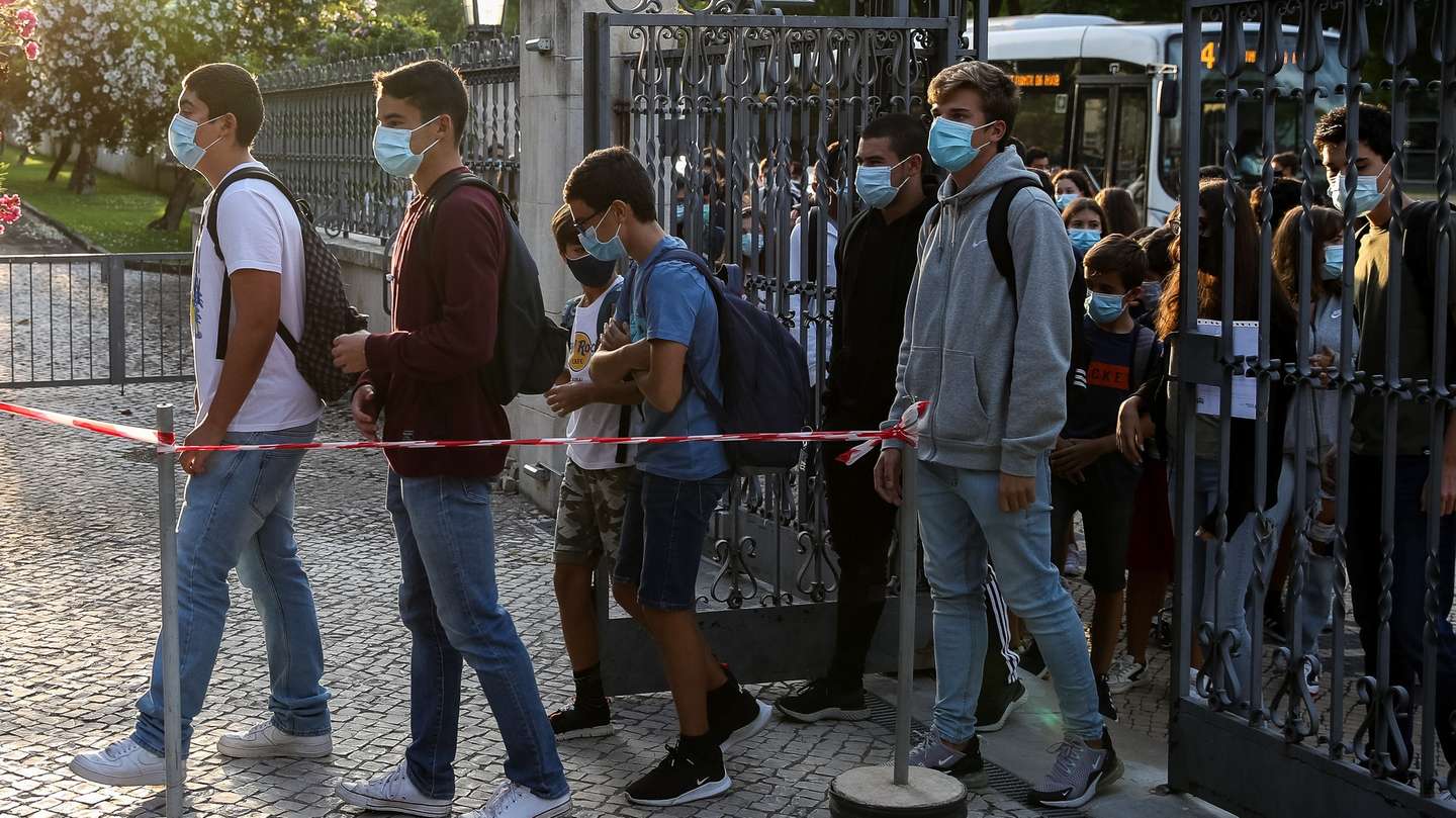 Alunos fazem fila à porta da Escola Secundária Infanta Dona Maria, no dia que assinala o regresso às aulas, com as regras no contexto de pandemia da Covid-19, em Coimbra, 17 de setembro de 2020. PAULO NOVAIS/LUSA