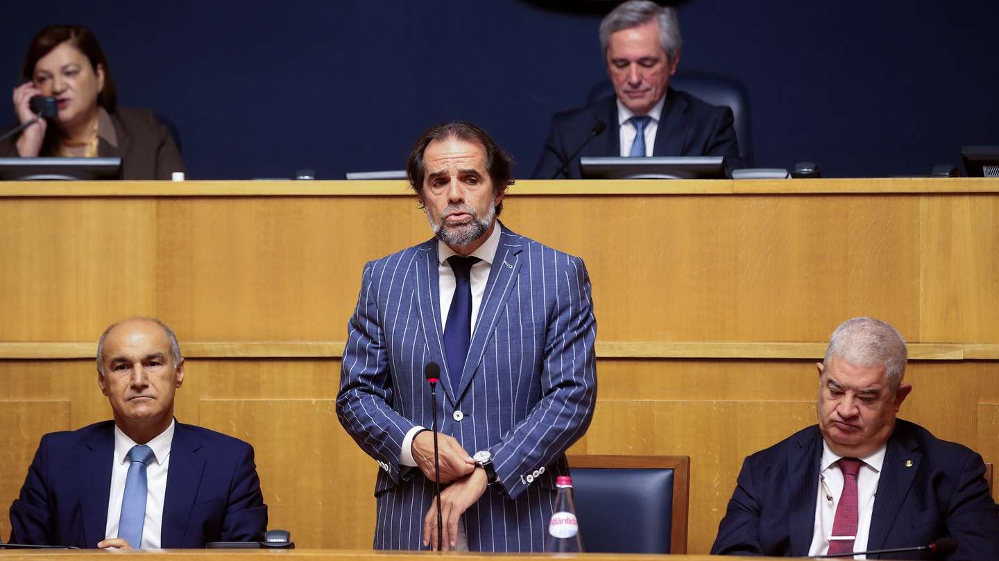 Miguel Albuquerque, presidente do Governo Regional da Madeira, esta manhã durante a apreciação e votação da Moção de Censura ao XV Governo Regional da Madeira, da autoria do Chega, tendo por base o regimento específico aprovado em reunião da Conferência dos Representantes dos Partidos, na Assembleia Legislativa da Madeira, no Funchal, Madeira, 17 de dezembro de 2024. HOMEM DE GOUVEIA/LUSA