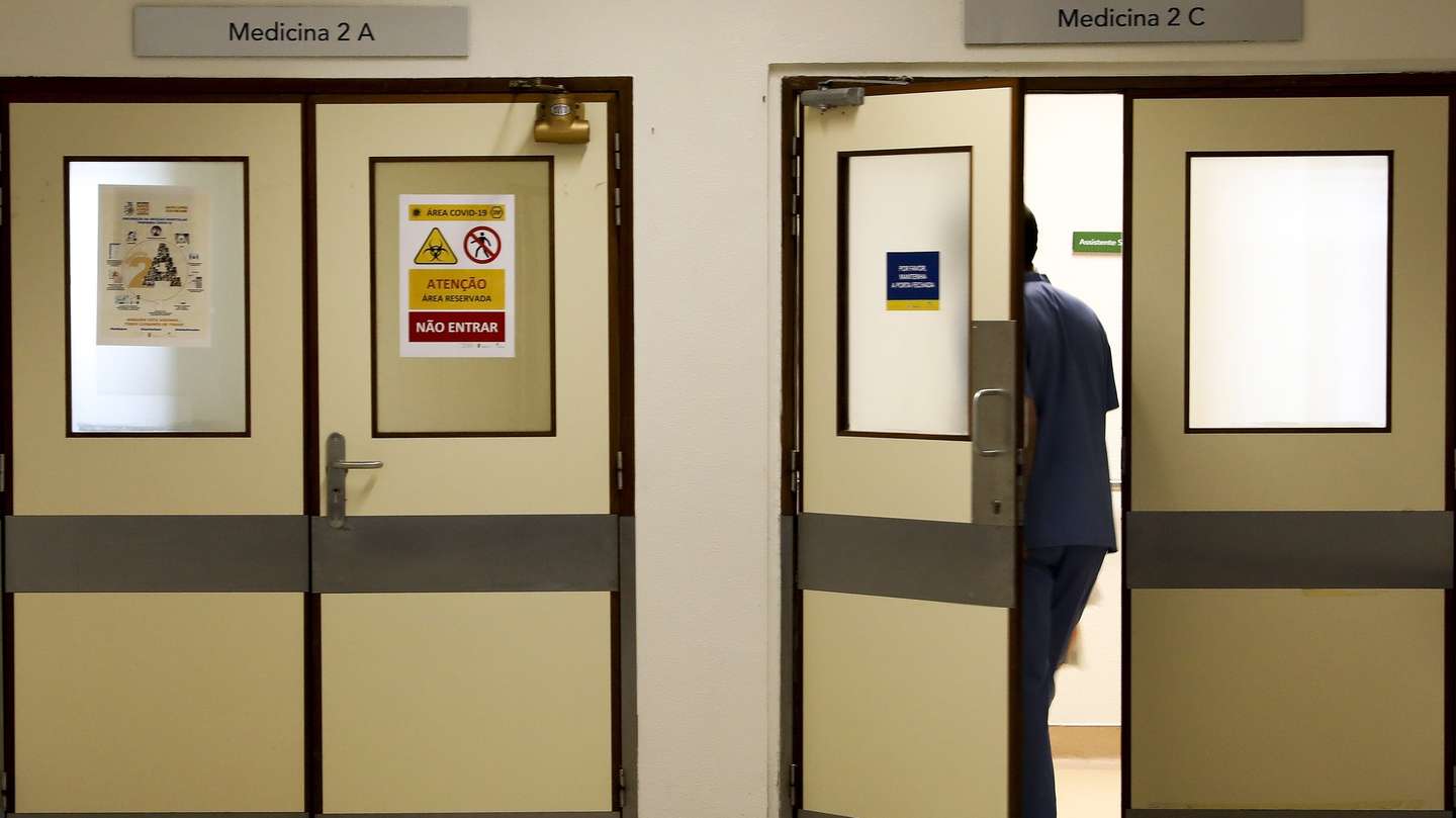 Hospital Santa Maria, em Lisboa, 18 de maio de 2021. Após várias transformações para dar resposta a milhares de doentes com covid-19, o Hospital Santa Maria, em Lisboa, regressou à normalidade com corredores cheios de utentes para ir a uma consulta externa, fazer exames ou mesmo uma cirurgia. (ACOMPANHA TEXTO DO DIA 21 DE MAIO DE 2021) JOÃO RELVAS/LUSA