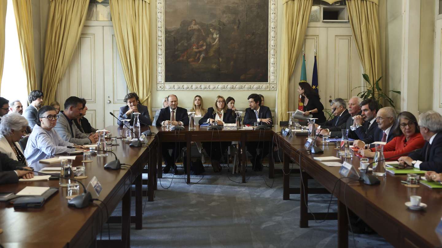 A ministra do Trabalho, Solidariedade e Segurança Social, Maria do Rosário Ramalho (C), preside à reunião plenária da Comissão Permanente de Concertação Social, que decorreu no Conselho Económico e Social (CES), em Lisboa, 16 de abril de 2026. ANTÓNIO COTRIM/LUSA