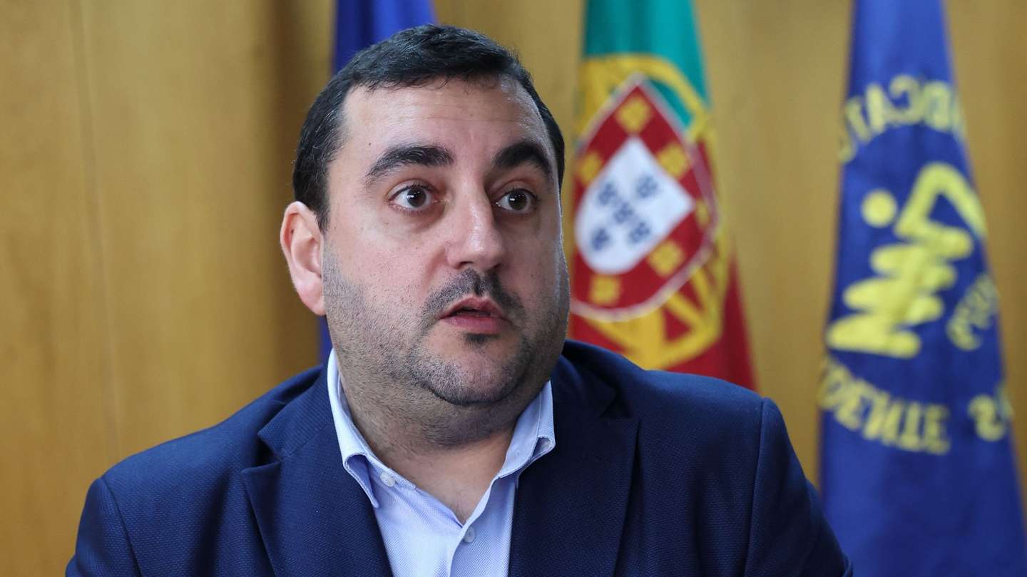 O secretário-geral do Sindicato Independente dos Médicos (SIM), Nuno Rodrigues, durante entrevista à agência Lusa, na Sede do SIM, em Lisboa, 03 de abril de 2024. O novo secretário-geral do Sindicato Independente dos Médicos (SIM) aponta como “grande prioridade” do seu mandato a estabilidade dos profissionais, o que passa pela sua valorização salarial, progressão na carreira e pela melhoria das condições de trabalho. (ACOMPANHA TEXTO DA LUSA DO DIA 05 DE ABRIL DE 2024). MANUEL DE ALMEIDA/LUSA