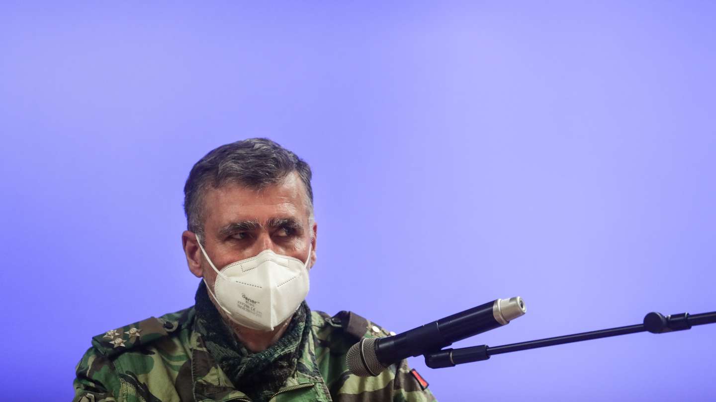 O coordenador da task-force para a vacinação contra a covid-19, Henrique Gouveia e Melo, durante a conferência de imprensa com atualização da informação sobre a vacina covid-19 da Astrazeneca, realizada nas instalações do Infarmed, em Lisboa, 15 de março de 2021. TIAGO PETINGA/LUSA