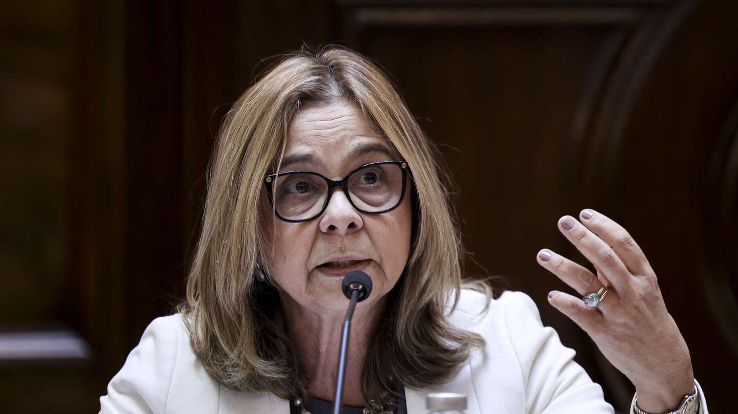 A ministra da Saúde, Ana Paula Martins, fala perante a Comissão de Saúde, sobre o «sobre a já anunciada mas ainda não explicada refundação do INEM», na Assembleia da República, em Lisboa, 11 de dezembro de 2024. FILIPE AMORIM/LUSA