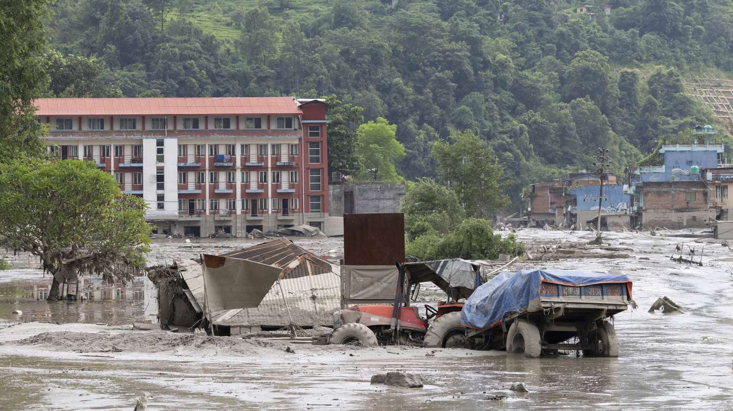 epa13193015 Floodwaters sweep through Trishuli Bazar following a flash flood, in Nuwakot district, Nepal, 26 August 2026. Several people were killed and multiple others were reported missing after a massive flash flood swept through Rasuwa and Nuwakot districts causing widespread destruction to settlements and infrastructure, according to local authorities.  EPA/NARENDRA SHRESTHA