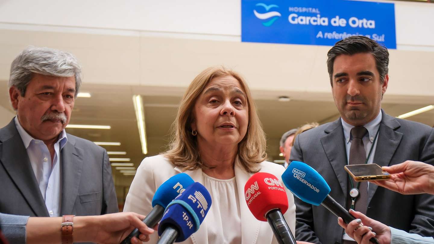 A ministra da Saúde, Ana Paula Martins, fala aos jornalistas durante uma visita à ULS (Unidade Local de Saúde) Almada - Seixal, Hospital Garcia de Orta, Almada, 29 de Abril de 2025. RUI MINDERICO/LUSA