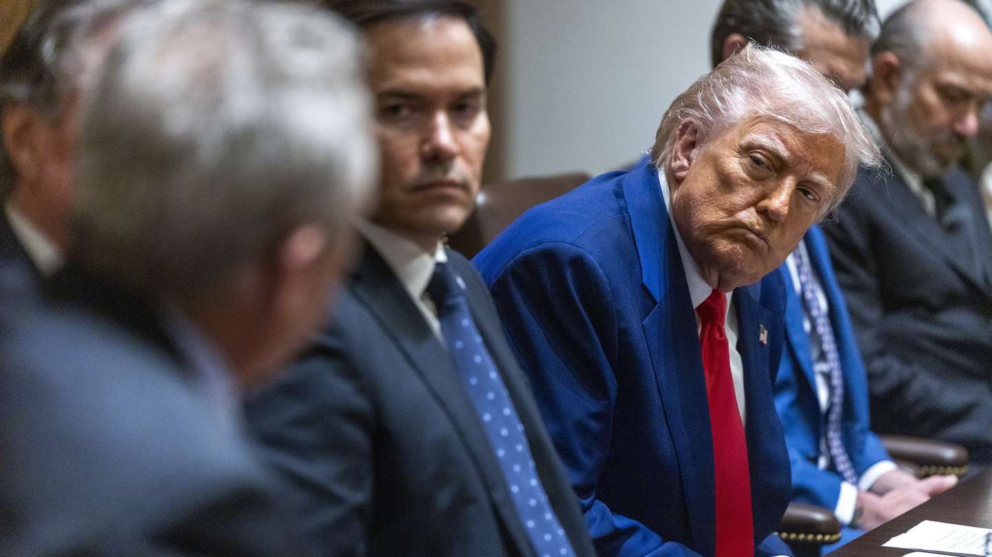 epa12023486 US President Donald J. Trump (C) listens to remarks during a Cabinet meeting in the Cabinet Room of the White House in Washington, DC, USA, 10 April 2025.  EPA/SHAWN THEW / POOL