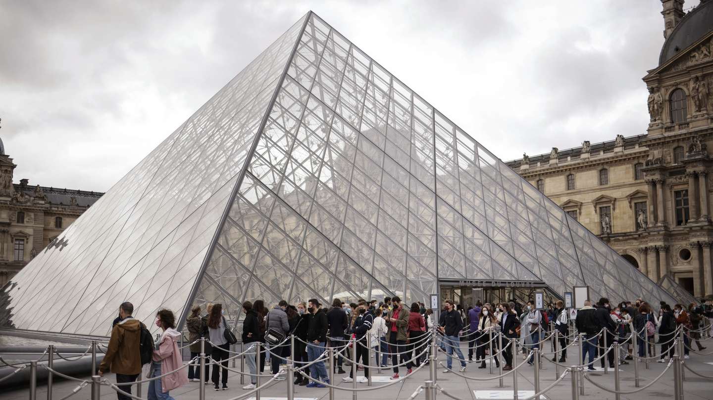 Visitantes na entrada do Museu do Louvre, em Paris, França