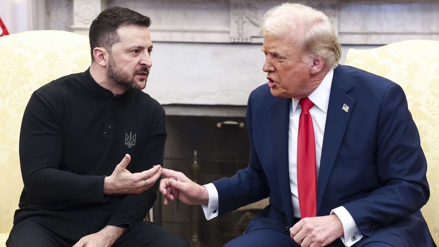 epa11930789 Ukrainian President Volodymyr Zelensky (L) talks with US President Donald Trump (R) in the Oval Office of the White House in Washington, DC, USA, 28 February 2025. Zelensky is in Washington to sign the framework of a deal, pushed by President Trump, to share Ukraines’s mineral wealth with the US.  EPA/JIM LO SCALZO / POOL