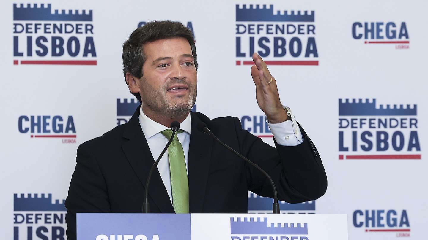 O presidente do Chega, André Ventura, intervém durante a cerimónia de apresentação do candidato à Câmara Municipal de Lisboa Bruno Mascarenhas (ausente na fotografia), às eleições autárquicas de 12 de outubro, em Lisboa, 28 de julho de 2025. ANTÓNIO COTRIM/LUSA