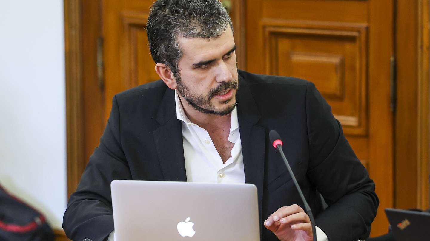 O deputado do Iniciativa Liberal (IL) Carlos Guimarães Pinto durante a audição da presidente da Comissão Executiva da TAP, Christine Ourmières-Widener (ausente da fotografia), perante a Comissão de Economia, Obras Públicas, Planeamento e Habitação, na Assembleia da República, em Lisboa, 18 de janeiro de 2023. A presidente executiva da TAP, Christine Ourmières-Widener, vai hoje ao parlamento, para dar explicações sobre a indemnização de 500.000 euros à antiga administradora Alexandra Reis, que foi também presidente da NAV e secretária de Estado. JOSÉ SENA GOULÃO/LUSA
