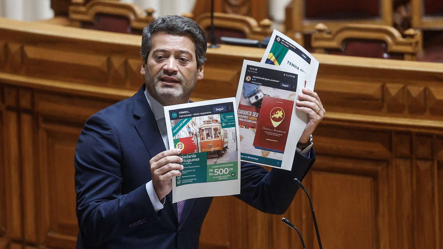 O presidente do Chega, André Ventura, intervém na sessão plenária sobre a Lei da Nacionalidade, no sentido de restringir a aquisição da nacionalidade portuguesa e assegurar a possibilidade da sua perda em determinados casos, na Assembleia da República, em Lisboa, 04 de julho de 2025. ANTÓNIO PEDRO SANTOS/LUSA