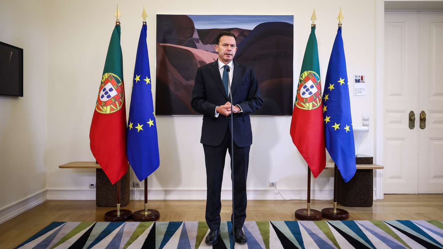O primeiro-ministro, Luís Montenegro, fala aos jornalistas em declaração sobre a privatização da TAP, Lisboa, 10 de julho de 2025. O Governo aprovou hoje o decreto-lei que inicia o processo de reprivatização da TAP e no qual pretende alienar, numa primeira fase, 49,9% do capital da companhia aérea. RODRIGO ANTUNES/LUSA