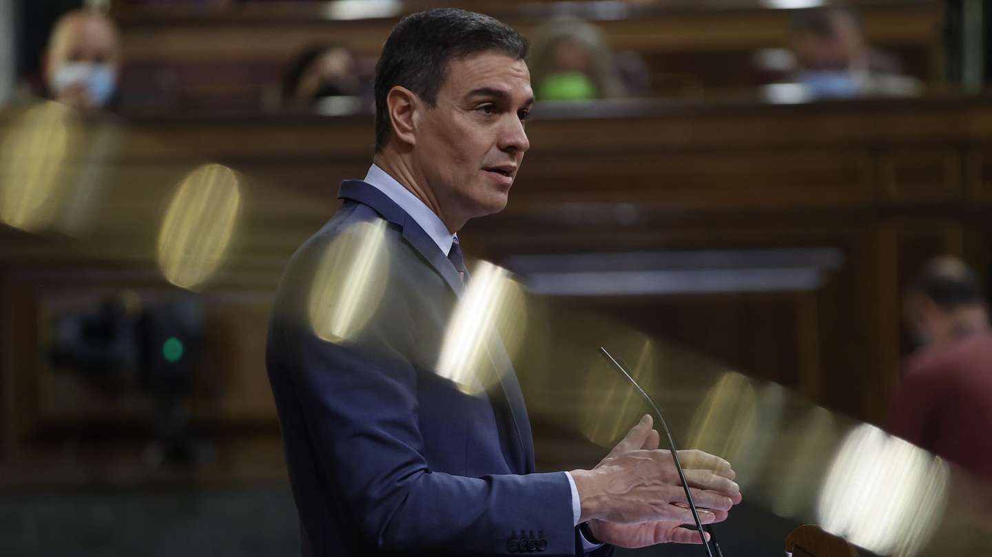 epa09860046 Spanish Prime Minister Pedro Sanchez delivers a speech to explain the conclusions reached in latest European Council, NATO summit and situation with Morocco during the weekly Spanish Government's question time session at Congress of Deputies, in Madrid, Spain, 30 March 2022.  EPA/Chema Moya