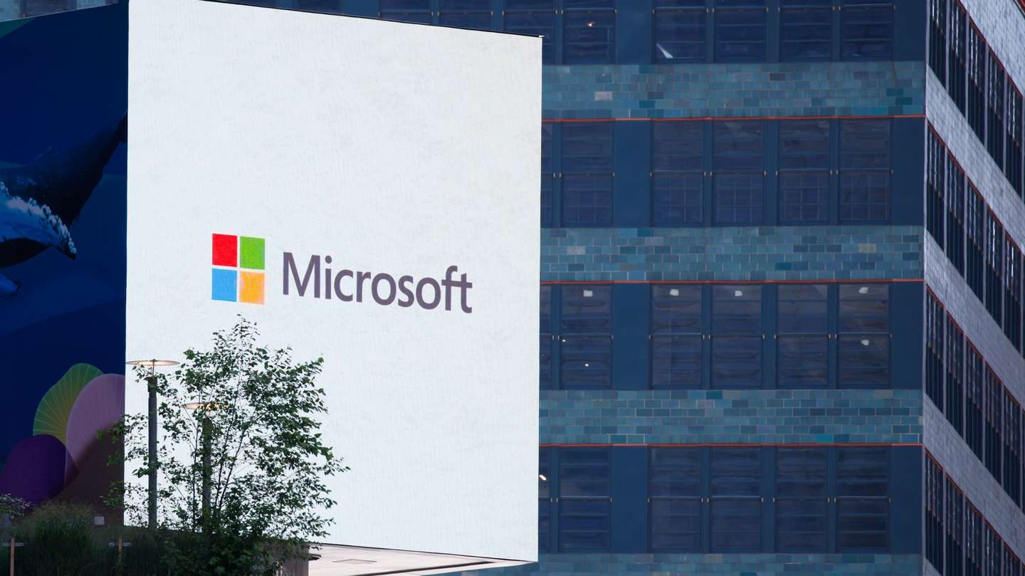 epaselect epa11488344 A Screen display the Microsoft Logo in Times Square New York, New York, USA, 19 July 2024. Companies and institutions around the world have been affected on 19 July by a major computer outage in systems running Microsoft Windows linked to a faulty CrowdStrike cyber-security software update. According to CrowdStrike’s CEO, the issue has been identified, isolated and a fix has been deployed  EPA/KENA BETANCUR