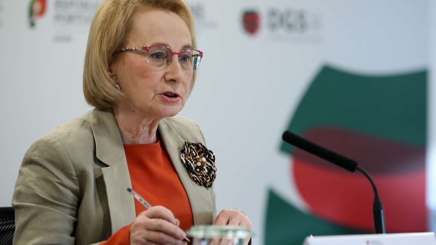 A diretora-geral da Saúde, Graça Freitas, fala aos jornalistas durante a conferência de imprensa realizada no Ministério da Saúde, em Lisboa, 9 de novembro de 2020. Portugal contabiliza hoje mais 63 mortos relacionados com a covid-19, o maior número de casos num só dia desde o início da pandemia, e 4.096 novos casos de infeção com o novo coronavírus. MANUEL DE ALMEIDA/POOL/LUSA