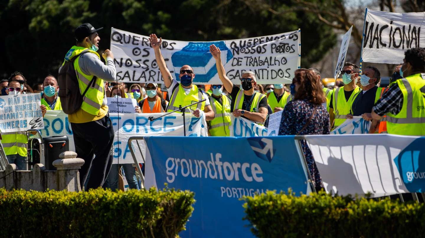 Manifestação de trabalhadores da SPdH/Groundforce convocada pelo movimento SOS handling, em protesto pelo não pagamento de salários e os despedimentos anunciados, em frente ao Palácio de Belém, em Lisboa, 15 de  março de 2021. JOSÉ SENA GOULÃO/LUSA