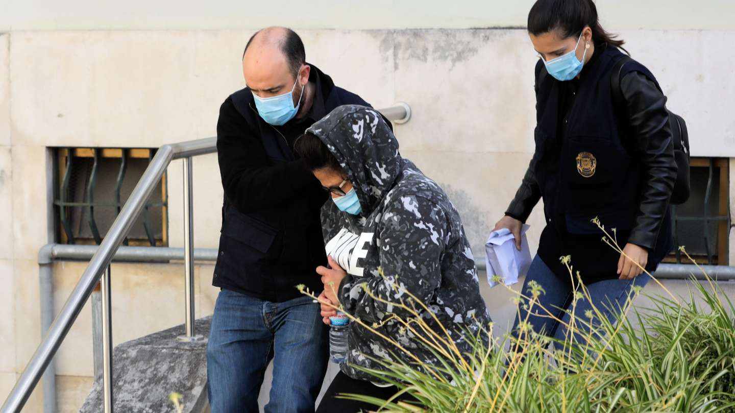 Inspetores da Polícia Judiciária acompanham a madrasta de Valentina Fonseca, a menina de 9 anos que desapareceu na quinta-feira em Peniche, e foi encontrada morta na manhã de domingo, à chegada ao Tribunal de Leiria onde serão presentes a um juiz de instrução para primeiro interrogatório judicial e para serem determinadas medidas de coação, em Leiria, 12 de maio de 2020. PAULO CUNHA/LUSA